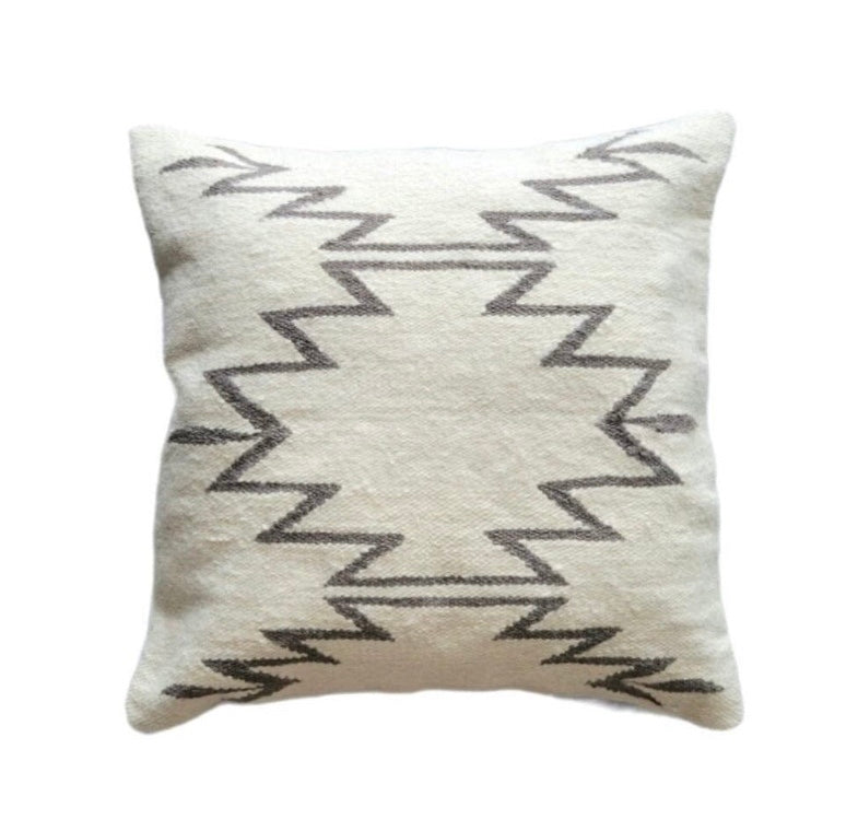 Decorative pillow with zigzag pattern