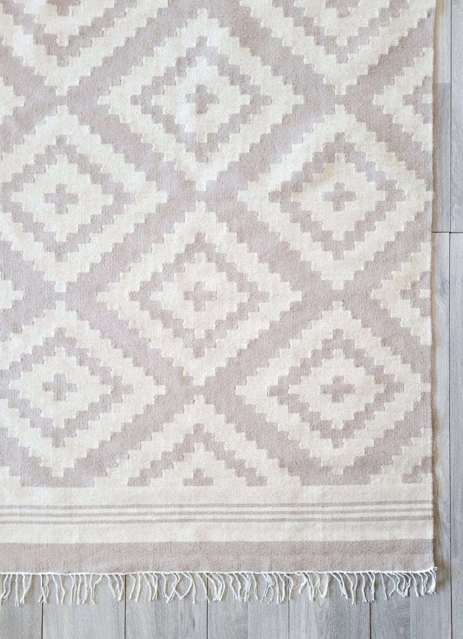 Ivory rug for living or dining room bedroom
